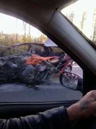 ""Антон Помпеев
Алексей, там не только голову оторвало.... она вся по частям... я ж подходил сразу. А товарищ проезжал когда доставали ее. Половину сразу достали,половину вырезали.
4 окт в 19:12 Алексею|Ответить ""
Отсюда:vk.com/spb_today?w=wall-68471405_1912663