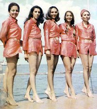 Вот фотки жены шаха Ирана и ее подружек 50 лет назад :
