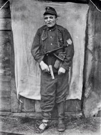 А потом расстрел. :)
Но вообще НКВД устраивали инсталляции из особо мерзких бандеровцев. Вот фото одной из инсталляций. А вот расчлененного бандеровца, которого разными дощечками подперли к стене, чтобы не рассыпался, не нашел.