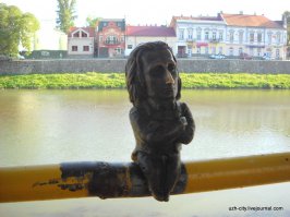 приварены НАГЛУХО, но иногда бывает 
Ференца Листа можно назвать выстраданым памятником. Во время сильной грозы ветка каштана упала на Листа и разбила перила, на которых он “присел”, на несколько частей. Также вандалы в Ужгороде пытались покрасить скульптурку. Дважды мини-памятник исчезал из насиженного места и "Ориентировщик"... Но патом вернулся.
Описана история ДТП с Св.Николайчиком. (фото)
Приваривают  наглухо :)