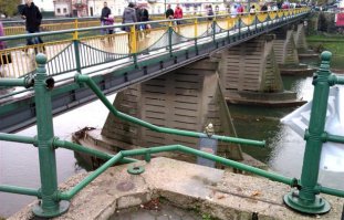 приварены НАГЛУХО, но иногда бывает 
Ференца Листа можно назвать выстраданым памятником. Во время сильной грозы ветка каштана упала на Листа и разбила перила, на которых он “присел”, на несколько частей. Также вандалы в Ужгороде пытались покрасить скульптурку. Дважды мини-памятник исчезал из насиженного места и "Ориентировщик"... Но патом вернулся.
Описана история ДТП с Св.Николайчиком. (фото)
Приваривают  наглухо :)