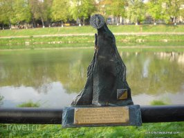 приварены НАГЛУХО, но иногда бывает 
Ференца Листа можно назвать выстраданым памятником. Во время сильной грозы ветка каштана упала на Листа и разбила перила, на которых он “присел”, на несколько частей. Также вандалы в Ужгороде пытались покрасить скульптурку. Дважды мини-памятник исчезал из насиженного места и "Ориентировщик"... Но патом вернулся.
Описана история ДТП с Св.Николайчиком. (фото)
Приваривают  наглухо :)