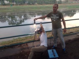 приварены НАГЛУХО, но иногда бывает 
Ференца Листа можно назвать выстраданым памятником. Во время сильной грозы ветка каштана упала на Листа и разбила перила, на которых он “присел”, на несколько частей. Также вандалы в Ужгороде пытались покрасить скульптурку. Дважды мини-памятник исчезал из насиженного места и "Ориентировщик"... Но патом вернулся.
Описана история ДТП с Св.Николайчиком. (фото)
Приваривают  наглухо :)
