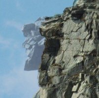 Был знаменитый Old Man of the Mountain - старик горы, символ штата New Hampshire, и на дорожных знаках, и на монетах - везде. А 2004 рухнул. Фото до и после.