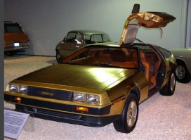 Золотой автомобиль
Интересно, что в мире существовало два позолоченных DeLorean. В 1981 году DeLorean и American Express объявили о совместной маркетинговой акции. За 85 тысяч долларов предлагали купить позолоченный автомобиль, но сделать это можно было только с золотой картой American Express. Планировалось продать сотню таких машин. Продали две. Одна из которых годами стояла в банке и со временем ее передали Автомобильному музею Петерсона в Лос-Анжелесе. А второй владел некий доктор, который ездил на ней на работу. Его доконала цена страховки на золотую машину и теперь золотой DeLorian стоит в отеле Harrah's в Лас-Вегасе.
