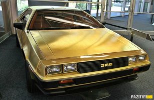 Золотой автомобиль
Интересно, что в мире существовало два позолоченных DeLorean. В 1981 году DeLorean и American Express объявили о совместной маркетинговой акции. За 85 тысяч долларов предлагали купить позолоченный автомобиль, но сделать это можно было только с золотой картой American Express. Планировалось продать сотню таких машин. Продали две. Одна из которых годами стояла в банке и со временем ее передали Автомобильному музею Петерсона в Лос-Анжелесе. А второй владел некий доктор, который ездил на ней на работу. Его доконала цена страховки на золотую машину и теперь золотой DeLorian стоит в отеле Harrah's в Лас-Вегасе.