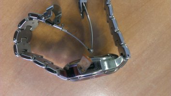 А у меня первые были с зажигалкой, правда нет фоток. Было это в 87 году, я их у вьетнамцев покупал в Ульяновске. Вот это была крутотень, особливо когда кто-то просил прикурить, а ты часы поднимаешь к сигарете... Шок у окружающих. Правда током безбожно пробивали от пьезо :) Вторые "крутые" купил, даже и не помню уже лет 15 назад, со встроенной флешкой на 256 Mb... До сих пор живые и работают, правда батарейка села, а так хоть сейчас в бой! Там на фотке сбоку силиконовая заглушка открывается и вставляется кабель для соединения с компом.