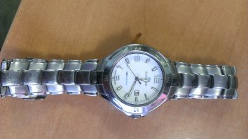 А у меня первые были с зажигалкой, правда нет фоток. Было это в 87 году, я их у вьетнамцев покупал в Ульяновске. Вот это была крутотень, особливо когда кто-то просил прикурить, а ты часы поднимаешь к сигарете... Шок у окружающих. Правда током безбожно пробивали от пьезо :) Вторые "крутые" купил, даже и не помню уже лет 15 назад, со встроенной флешкой на 256 Mb... До сих пор живые и работают, правда батарейка села, а так хоть сейчас в бой! Там на фотке сбоку силиконовая заглушка открывается и вставляется кабель для соединения с компом.