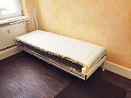 1. Распилите стол, чтобы сделать удобную и компактную столешницу для прихожей...  Ага, еще кровать БЛ"ТЬ, пополам, чтоб места не занимала. И диван, и холодильник...