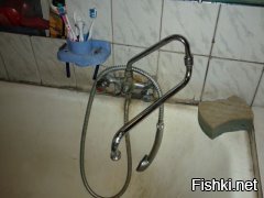 Гениальная сложно-сочлененная конструкция!!! В любой конец ванны достает