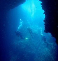 Еще одно интересное местечко
На побережье Красного моря севернее Дахаба находится Голубая дыра (Blue Hole) — одно из лучших мест на Синае и опаснейшее место для дайверов. Голубая дыра представляет собой вертикальную пещеру, уходящую в глубину Красного моря на 100 метров, окруженную коралловыми рифами. Как образовалась эта отвесная пещера, диаметром не менее 50 метров, геологи точно объяснить не могут. Туристы устремляются сюда, чтобы заглянуть в бездну с борта прогулочного катера, а самые смелые погружаются под воду, стремясь увидеть своими глазами, почувствовать завораживающий призыв бездны. Оттолкнувшись от края пещеры, дайвер устремляется в темноту. Другое название этого места — Кладбище дайверов, неслучайно. Маршрут погружения, не отличающийся сложностью, забрал более сотни жизней.
Пэ эс: на видео чемпион мира по фридайвингу Гийом Нери ныряет в Голубую дыру