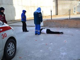 Это окно превращается в уютный балкончик, открывая в маленьких квартирах вид на небо и улицу