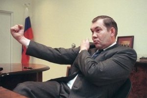 на памятнике показывает всем известный жест. его потом часто цитировал Лебедь