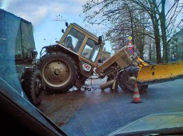 трактор сломался. пополам. КАК?!