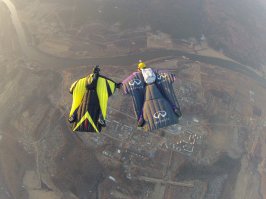 Да давно уже. Лет двадцать назад наметилась тенденция: лишние квадратные футы начали отрезать от куполов, и пришивать к вингам :) В результате такой перекройки получились быстрые и резкие, как понос парашюты-"метрожорки" размером с носовой платок, и эпичные "ковры-самолёты" :)