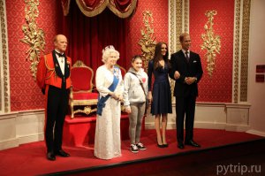 Девчонка как живая, но почему с ней фоткается королевская семья, кто она?