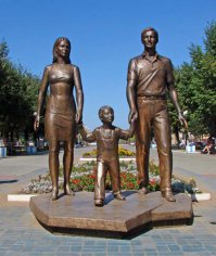 Йошкар-Ола. Молодожены трут нос ребенку. Я не знаю зачем))))