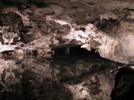 Был как-то в Кунгурской ледяной пещере, прикольно, есть на что посмотреть, гроты красивые, озера, и "ледяная" река... Красиво вобщем, рекомендую) На фотках не так красиво выглядит как на самом деле.. побывать там стоит)