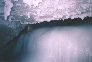 Был как-то в Кунгурской ледяной пещере, прикольно, есть на что посмотреть, гроты красивые, озера, и "ледяная" река... Красиво вобщем, рекомендую) На фотках не так красиво выглядит как на самом деле.. побывать там стоит)