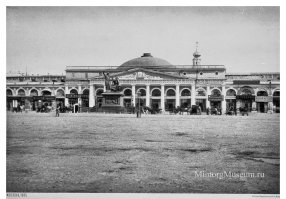 В 1818 году? 
Вот картины 1-я 1886 г., 2-я Красная площадь в 1830-х гг. Рис. И.Рауха, 3-я Красная площадь в середине XIX века.
Как видим дата не связана с переносом.