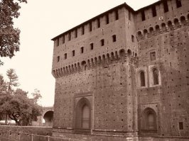 Ещё любопытный момент это стены кремля, почему бойницы в виде хвоста ласточки, на всех картинах приведённых в фишке и мною в комментарии над стеной нету крыши, а между тем ласточкин хвост предназначен для удержания стропил крыши. Первые 3 гравюры 17 века.