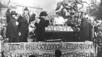 Ничего не меняется за столько лет - сначала все хотят демократии, а кончается все красным террором