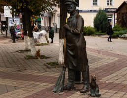 Это скульптуры, так к слову. А по существу, очень люблю такие ваяния. Они позитивные, добрые, несущие тепло и радость. Кстати очень люблю Белгород (живу очень далеко от него), там еще имеются
"Бабушка вяжущая носки"
"Девочка с мыльными пузырями"
"Дворник"
"Самому честному ГАИшнику " Павлу Кирилловичу Гречихину - это памятник.
Ну, наверное утомила :) Лучше приезжайте в этот город и посмотрите все сами. А еще там замечательная архитектура.