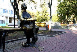 Это скульптуры, так к слову. А по существу, очень люблю такие ваяния. Они позитивные, добрые, несущие тепло и радость. Кстати очень люблю Белгород (живу очень далеко от него), там еще имеются
"Бабушка вяжущая носки"
"Девочка с мыльными пузырями"
"Дворник"
"Самому честному ГАИшнику " Павлу Кирилловичу Гречихину - это памятник.
Ну, наверное утомила :) Лучше приезжайте в этот город и посмотрите все сами. А еще там замечательная архитектура.