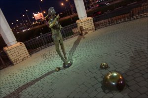 Это скульптуры, так к слову. А по существу, очень люблю такие ваяния. Они позитивные, добрые, несущие тепло и радость. Кстати очень люблю Белгород (живу очень далеко от него), там еще имеются
"Бабушка вяжущая носки"
"Девочка с мыльными пузырями"
"Дворник"
"Самому честному ГАИшнику " Павлу Кирилловичу Гречихину - это памятник.
Ну, наверное утомила :) Лучше приезжайте в этот город и посмотрите все сами. А еще там замечательная архитектура.