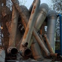 тут скорее фотографа кренит. Кстати - вот это фото- явно демонтируемая старая "нитка". Опорам явно не один десяток лет.