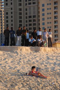 "Одним словом, никто не любит, чтобы на него ходили и глазели."

Кстати, эта фотография сделана в Дубае в районе Марина. Там еще есть что-то типа общественного пляжа. И такую картину на общественных пляжей можно видеть постоянно. Рабочая сила из Пакистана, Индии и т.д.

Одно из любимых удовольствий "пойти на пляж". Это значит... вот так.:)