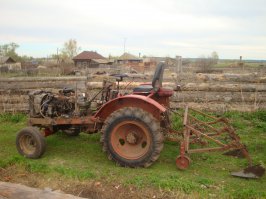 вот у отца такой ...раньше был движок от пускача Т-150...сечас газ -24 , две коробки газоновских, мост от зила (распиленый),гидравлика от беларусика....каждый год переделывает в +...