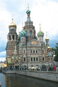 Давайте ещё вспомним, сколько лет реставрировали Спас на Крови в Ленинграде - СПб. Я в детский сад ходил - он стоял в лесах. Попасть вовнутрь довелось, когда дети уже  были взрослые. 
Это так, к слову пришлось.