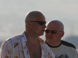 Не надо сравнивать американскую моду на мужские стрижки, у нас в России всё по-другому. Нормальные парни всегда ходили: "полубокс", "теннис", максимум "парус"