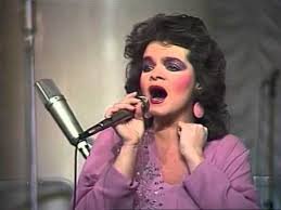 Как выглядели поп-звезды, когда выпускали свой первый альбом