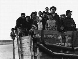 Фотки интересные, но большинство из них не имеют отношения к Великой депрессии.