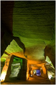 Пещера Лонгью.
Последнее фото это современное  творение.
Обратите внимание на схожесть следов от резцов.