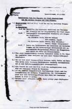 21 сентября 1939 года вопрос передачи города обсудили с немецкой стороной прибывшие в штаб корпуса Гудериана представители танковой бригады Кривошеина капитан Губанов и комиссар батальона Панов, и была достигнута договоренность относительно действий следующего дня. 
«1. Немецкие подразделения покидают Брест-Литовск до 14.00 22 сентября. Детальный расклад:
8.00 – прибытие советского батальона с целью принятия крепости и недвижимости г. Брест-Литовска.
10.00 – встреча смешанной комиссии: с советской стороны – капитан Губанов, батальонный комиссар Панов, с немецкой стороны – комендант города подполковник Холм, переводчик подполковник Соммер.
14.00 – начало совместного парада немецких и советских подразделений. Во время смены флага оркестры играют гимны обоих государств.
2. Неспособные к эвакуации раненые немецкие солдаты остаются под опекой Красной армии и по выздоровлении будут отправлены в свои подразделения…» – и т. д., всего 10 пунктов.

 Документальные свидетельства

14 сентября город, а 17 сентября и крепость Брест были заняты 19-м моторизованным корпусом вермахта под командованием генерала Гудериана. 20 сентября к Бресту подошли части 29-ой танковой бригады комбрига Кривошеина и начались переговоры о передаче Бреста и Брестской крепости. Переговоры продолжались и на следующий день, а уже в 10 часов утра 22 сентября германский военный флаг, развевавшийся над крепостью ровно пять суток, был под звуки немецкого оркестра спущен, и подразделения 76-го пехотного полка вермахта покинули Брестскую крепость. Во второй половине дня 22 сентября так же организованно и без эксцессов немцы вышли и из Бреста, уступив город советским войскам.

Гудериан действительно хотел провести полноценный совместный парад, однако затем согласился на процедуру, предложенную командиром 29-й танковой бригады С.М. Кривошеиным: «В 16 часов части вашего корпуса в походной колонне, со штандартами впереди, покидают город, мои части, также в походной колонне, вступают в город, останавливаются на улицах, где проходят немецкие полки, и своими знаменами салютуют проходящим частям. Оркестры исполняют военные марши»2).

Приказ по 20-й немецкой дивизии на 21 сентября гловорит: «1. По случаю принятия Брест-Литовска советскими войсками 22.9.1939 г. во второй половине дня предварительно между 15.00 и 16.00 состоится прохождение маршем у здания штаба 19-го армейского корпуса перед командиром 19 АК Гудерианом и командиром советскими войсками… В прохождении маршем участвуют германские и советские подразделения»3).

Как можно видеть, используются весьма обтекаемые формулировки. «Прохождение маршем», «в походной колоне» и т.д. Такие оговорки не могут быть случайны, дело в том, что для военных любых стран участие в парадах, порядок прохождения войск, кто и как принимает парад и прочие пункты данного ритуала строжайшим образом прописаны в Уставе.4) И практически ни одно из требований Устава в данном случае не выдержано. Строго говоря, уже по формулировкам приказов становится ясным, что парадом произошедшее назвать нельзя. В лучшем случае - совместное шествие. Но было ли и такое шествие? К этому вопросу мы вернемся при обсуждении кино и фотоматериалов.

Перевод текста 1-й страницы документа/

Копия
Брест-Литовск, 21.9.1939.
Договоренность о передаче города Брест-Литовк и дальнейшее продвижение русс.[ких] войск.

1.) немецкие войска уходят из Брест-Литовска 22.9 в 14:00.
В частности:
8:00 Подход русского батальона для принятия крепости и земельной собственности города Брест.

10:00 Заседание смешанной комиссии в составе:
с русской стороны: капитан Губанов
ком.[иссар] бат.[альона] Панов 
с немецкой стороны: подп.[олковник] Голм  (коменд.[ант города]
подп.[олковник] Зоммер  (устный переводчик)

14:00 Начало прохождения торжественным маршем русских и немецких войск перед командующими с обеих сторон со сменой флага в заключении. Во время смены флага играет музыка национальных гимнов.

2.) не транспортабельные немецкие раненые передаются под надзор русской армии и при достижении транспортабельности отправляются.

3.) В настоящее время не транспортабельные немецкие приборы оружие и боеприпасы временно оставляются немецкими подразделениями (Nachkommando) и по мере возможности доставки транспортируются.

4.) Все оставшиеся после 21.9, 24:00 часа запасы передаются русским войскам.

5.) автомашины, ставшие из-за поломки на пути ухода следуют после починки к немецким воинским частям. Забирающие группы должны уведомить о себе офицеру связи при штабе русских войск в Бресте.

6.) Передача всех пленных и трофеев осуществляется по предъявлению справки о получении.

/пометка - копия бундесархива /

/Перевод текста 2-й страницы документа/

7.) сворачивание полевой телефонной сети осуществляется 24.9 посредством подразделений (Nachkommando), только днем.

8.) Для урегулирования всех еще открытых вопросов остается выше упомянутая смешанная комиссия.

9.) Договоренность действует только для территории нахождения армейских частей в северо-восточном напр.[авлении] к Бугу.

10.) Дальнейшее наступление русских войск согласуется смешанной комиссией на основании директив командования с обеих сторон.
<pre class="code">подп.[исал] Неринг  собств.[енноручно] подп.[исал] Губанов собств.[енноручно] с немецкой cтороны, с русской стороны, полковник, с.[лужба в] Г.[енштабе] капитан</pre>
