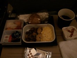 Эйтихадом летал в Австралию....класс....и самолеты новые и кормят на убой спиртное к стате тоже халява...и  столовые приборы металлические как в ресторане с фирменной надписью....всем выдали падушки одеяла ...в спецальном мешочке зубную пасту, щетку, наглазники, носки ....Квантас слишком жадные летели из Новой зеландии в Австралию...зять говорил они даже воду пасажирам за деньги продают...Люфтганза понравилась летел из Афин во Франкфурт
Да интересно что когда летели из Новой Зеландии то инструктаж показывали на экране в виде фильма Хоббит...прикольно было