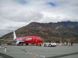 Эйтихадом летал в Австралию....класс....и самолеты новые и кормят на убой спиртное к стате тоже халява...и  столовые приборы металлические как в ресторане с фирменной надписью....всем выдали падушки одеяла ...в спецальном мешочке зубную пасту, щетку, наглазники, носки ....Квантас слишком жадные летели из Новой зеландии в Австралию...зять говорил они даже воду пасажирам за деньги продают...Люфтганза понравилась летел из Афин во Франкфурт
Да интересно что когда летели из Новой Зеландии то инструктаж показывали на экране в виде фильма Хоббит...прикольно было