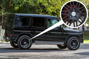 Гелик древний. Дисковые тормоза по кругу на них начали ставить только в 2001-м году. Соответственно ему 14 или более лет. Но все равно возраст не умоляет его долговечности.