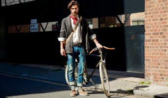 Больше всего подбешивают бородатые юнцы 16-25 лет с выбритыми затылками в обтягивающих джинсах выше щиколотки и кедах. Однажды в вагоне метро за 1 поездку десяток таких уродцев насчитал.

Причем, все как на подбор как на фото. Братья по оружию, что ли?