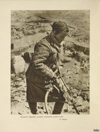 Ничего, что в самом посте на фотографии экскаватор?
Вот ещё фотографии.
Чего кстати лица такие упитанные у трудяг?