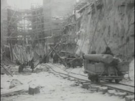 Ничего, что в самом посте на фотографии экскаватор?
Вот ещё фотографии.
Чего кстати лица такие упитанные у трудяг?