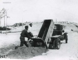 Ничего, что в самом посте на фотографии экскаватор?
Вот ещё фотографии.
Чего кстати лица такие упитанные у трудяг?