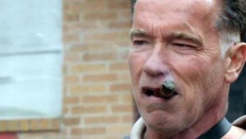 ... курю с 12 лет, и сигары всегда были вне рамок понимания :) Вроде и курит человек, но не затягивается  Такой лайт курильщик :) Люди курящие сигары обычно жуткие сластолюбцы, но ведущие правильный образ жизни