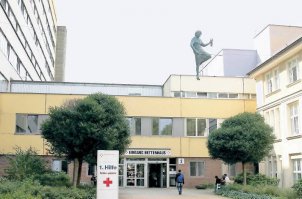 Берлин, вход в больницу в районе Кёпеник