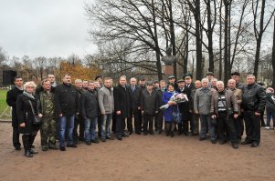 А в Санкт-Петербурге 4 ноября на Аллее героев Московского парка Победы открыли памятний Герою Советского Союза и Герою Российской Федерации Николаю Майданову. Фото прилагаю прямо с места событий. Чтобы помнили. В первом ряду (в синем пальто, с цветами в руках) - вдова Героя, Т.П. Майданова.