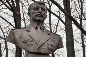 А в Санкт-Петербурге 4 ноября на Аллее героев Московского парка Победы открыли памятний Герою Советского Союза и Герою Российской Федерации Николаю Майданову. Фото прилагаю прямо с места событий. Чтобы помнили. В первом ряду (в синем пальто, с цветами в руках) - вдова Героя, Т.П. Майданова.