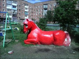 Это двор Петрова-Водкина! Он потом нарисовал!